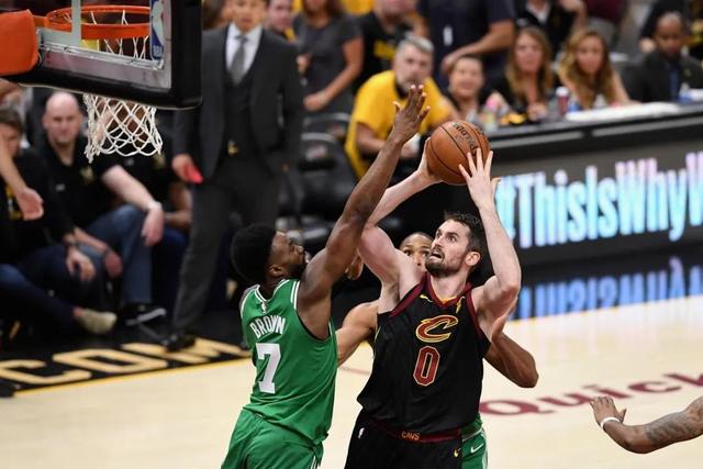 巴萨17岁小将面部受伤缝10针 赛后社交媒体晒图