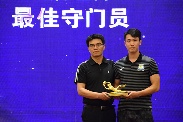 斯图加特前锋翁达夫训练中肌肉拉伤，将伤缺数周